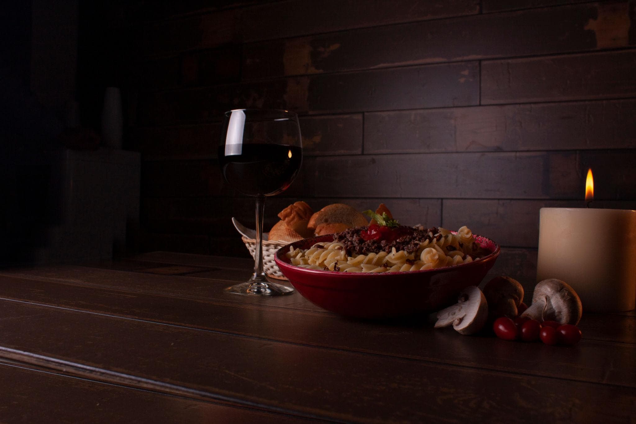 Warm beleuchtetes Restaurant — gedeckter Tisch im Abendlicht
